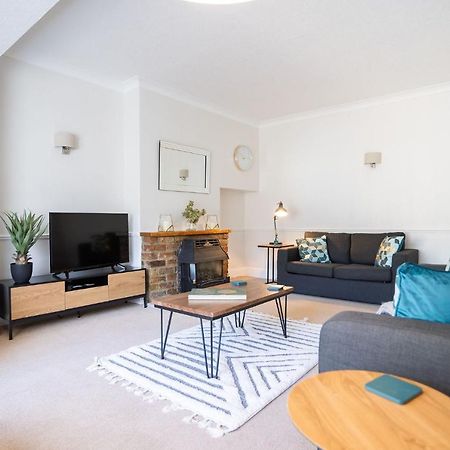 Beautiful Detached Home In Quaint Village Setting Wetherby Exterior foto