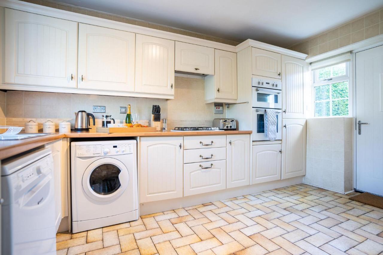 Beautiful Detached Home In Quaint Village Setting Wetherby Exterior foto