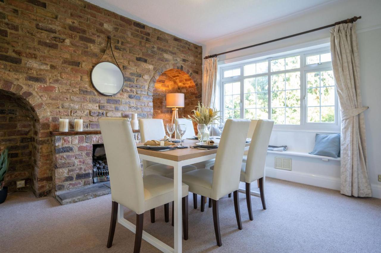 Beautiful Detached Home In Quaint Village Setting Wetherby Exterior foto